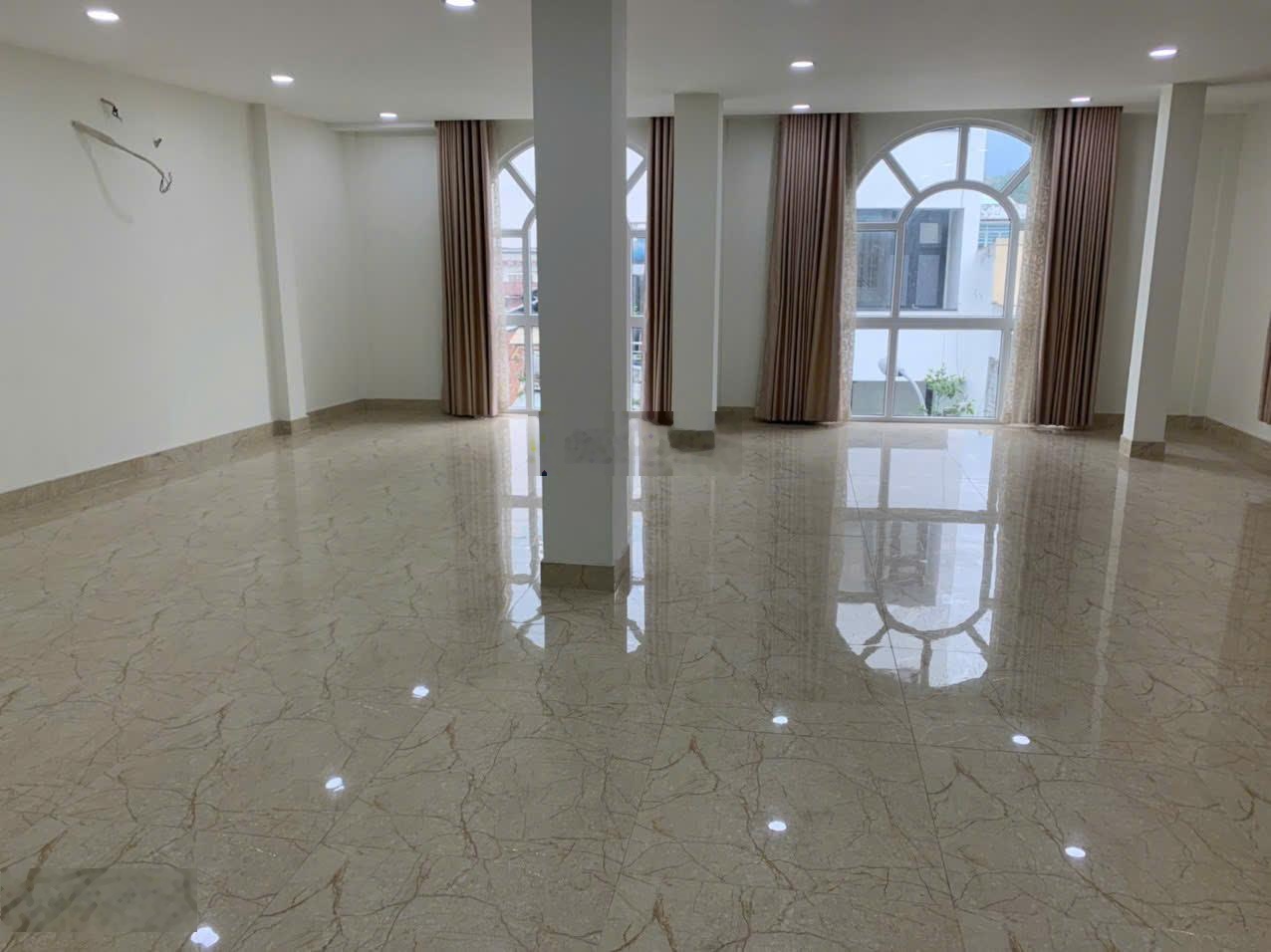 Cho thuê tòa nhà MT Nguyễn Lâm Q10. DT 9x15m, 1 trệt, 4 lầu, nhà mới thang máy, sàn trống, 90 triệu