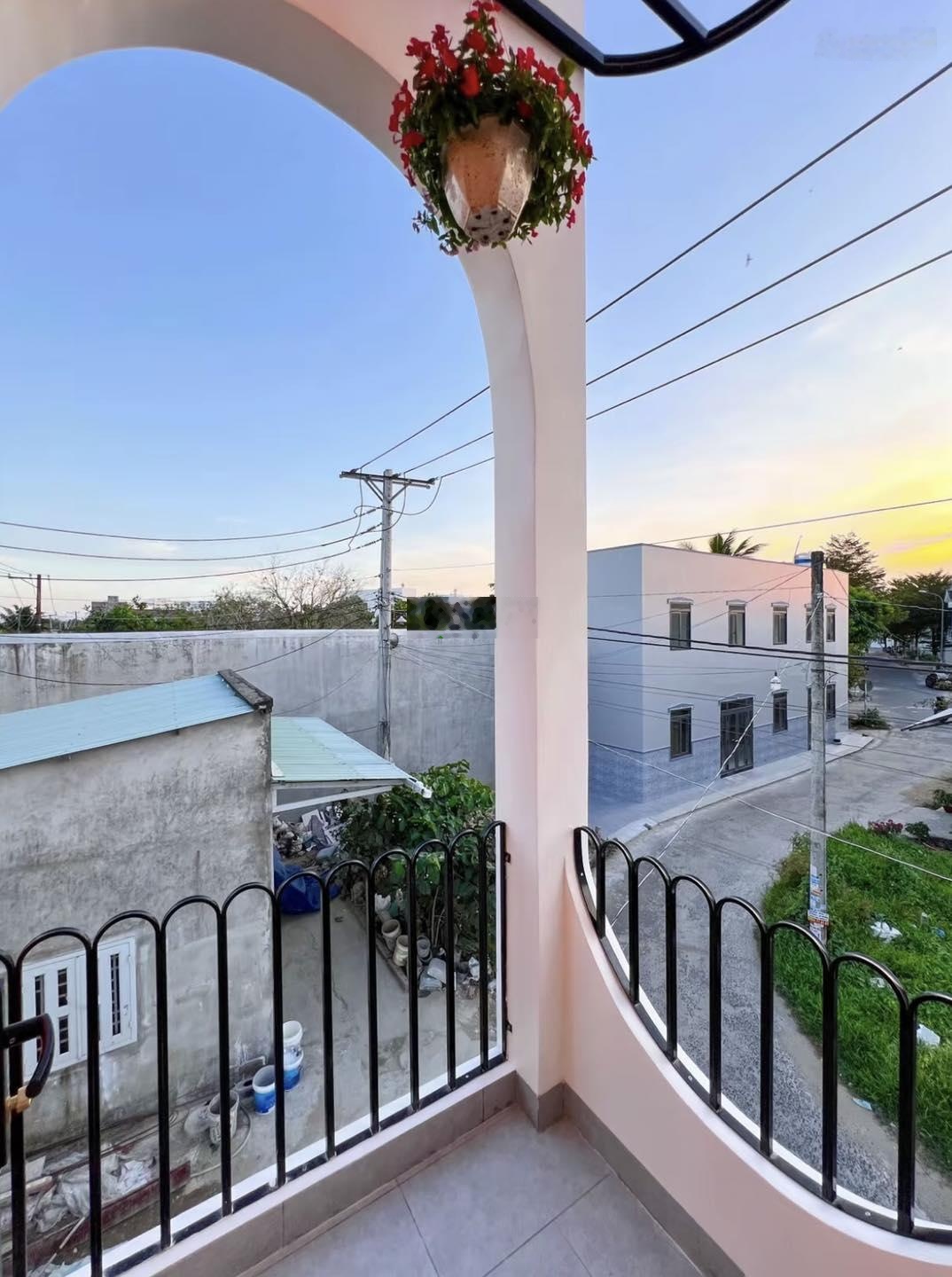 Chuyển nơi ở bán gấp nhà mới xây 1T1L 110m2 KDC Tân Kiên gần BV Nhi Đồng 1 tỷ 150 có sẵn nội thất