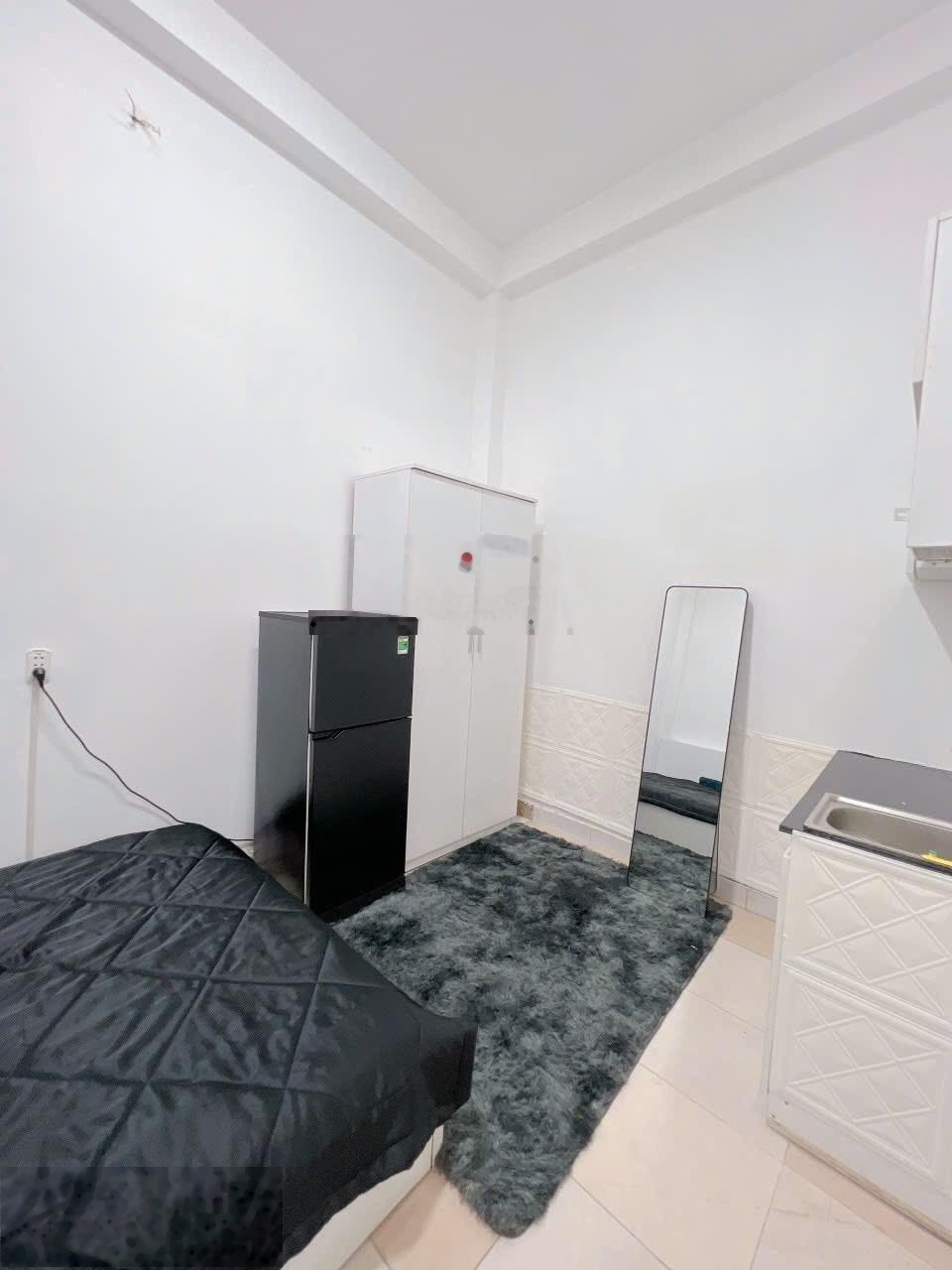 Nhà trệt 3 lầu 7pn 7wc, cho thuê TN 35tr/th, hẻm rộng cách hẻm 8m Nguyễn Trãi Q1 chỉ 2 căn