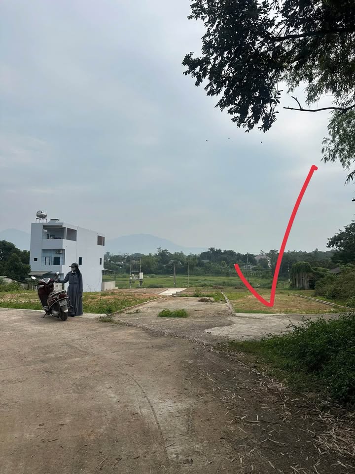 Nằm ngay cửa ngõ Tam Dương 1, gần cụm công nghiệp Hướng Đạo, thôn Quế