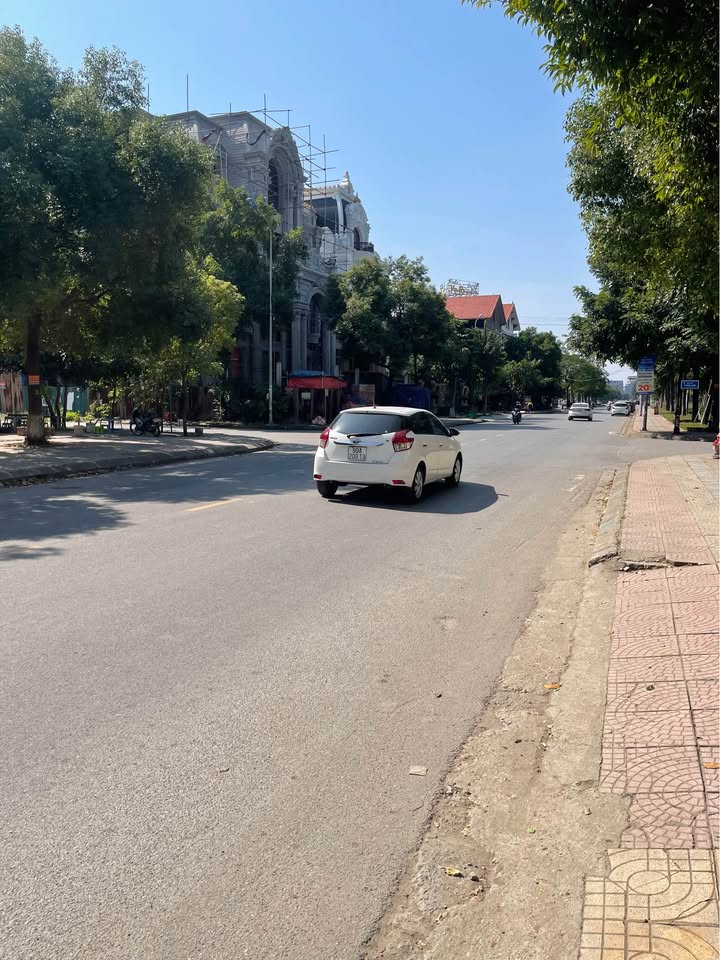 Biệt thự mặt tiền Nguyễn Quyền, Kinh doanh sầm uất, 130m2, 4 tầng có thang máy