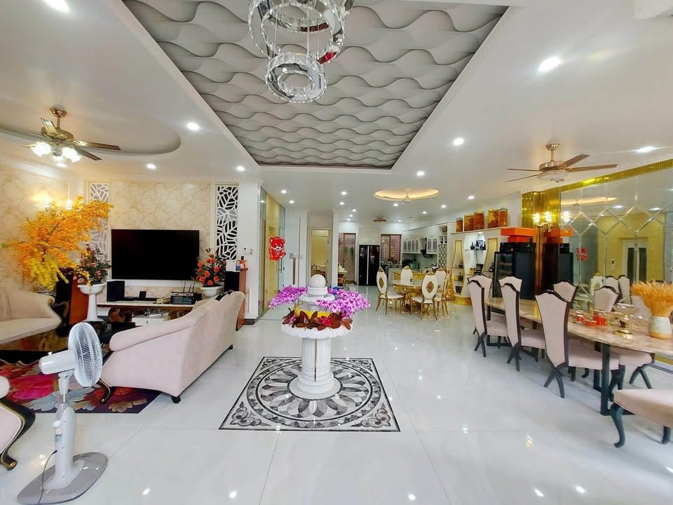 Bán biệt thự siêu đẹp đường Nguyễn Hới, Vũng Tàu, diện tích 200m2, 4 phòng ngủ, có hầm để 6 xe hơi, giá 23 tỷ