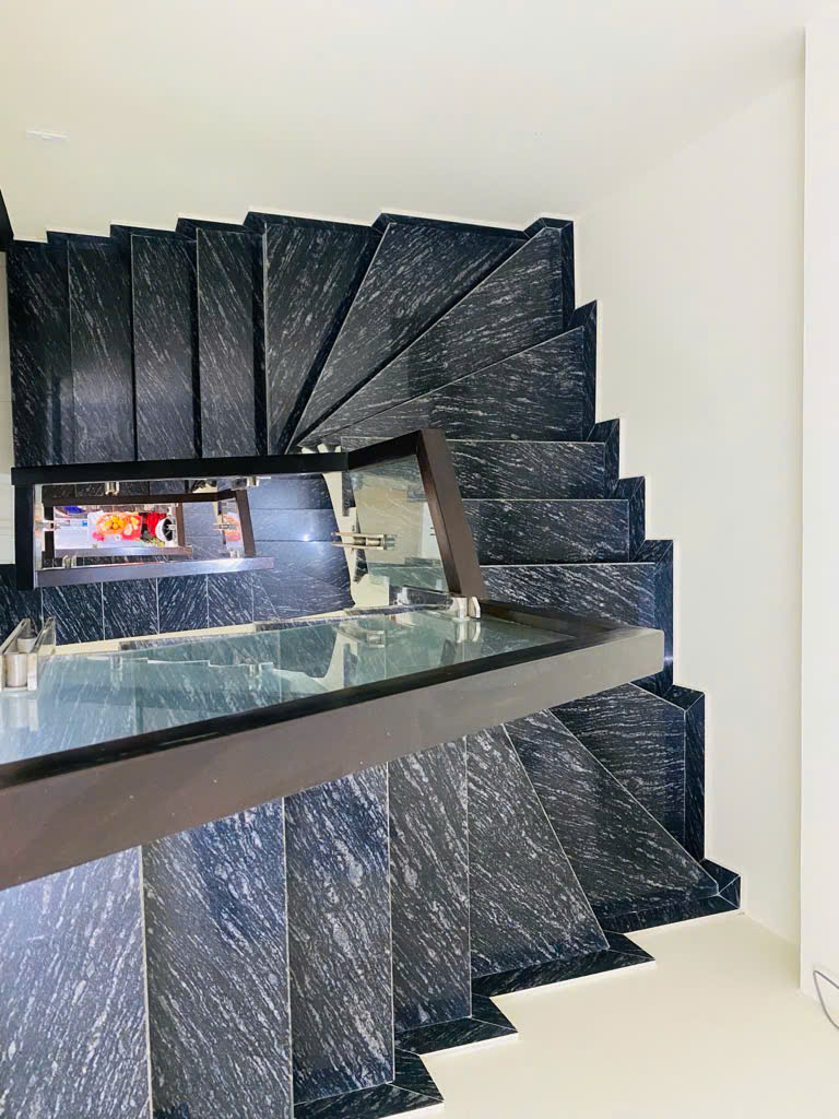 Bán gấp nhà 5 tầng Định Công, Hoàng Mai, ngõ nông, chỉ cách chỗ đỗ ô tô 20m, gần phố