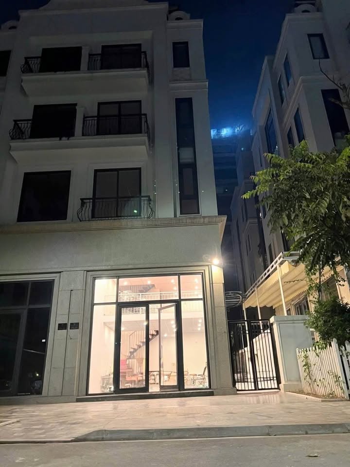 Biệt thự Sài Đồng 50m2, 5 tầng thang máy, 35 củ/tháng - Kinh doanh đỉnh