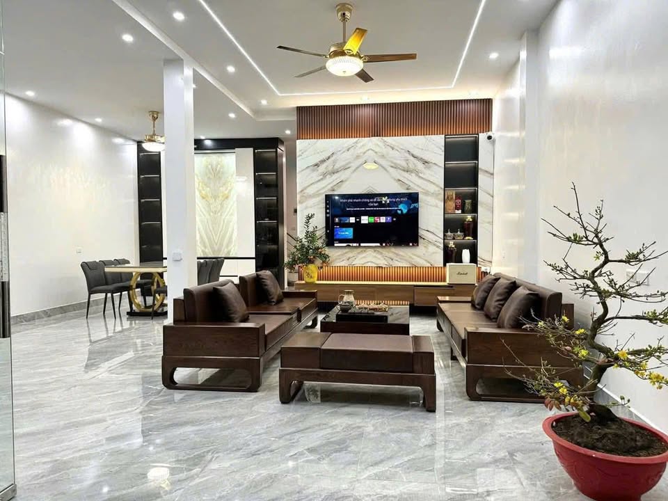 Nhà 3 tầng mặt đường đôi, vài bước ra hồ, giá 2 tỷ