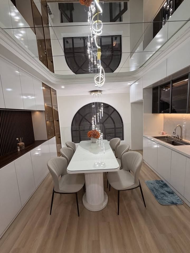 Bán nhà lô góc Nguyễn Xiển, 6 tầng thang máy, sát ô tô, sân vườn, giá 13,8 tỷ