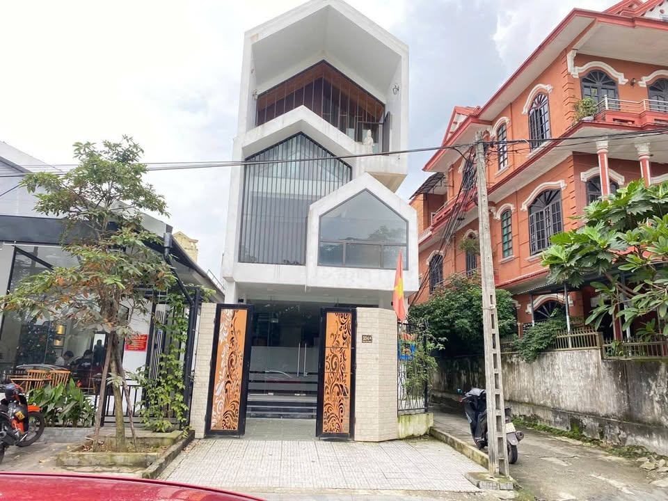 Nhà 3 tầng view sông cổ kính, 3 mặt tiền đường Phan Chu Trinh, Huế