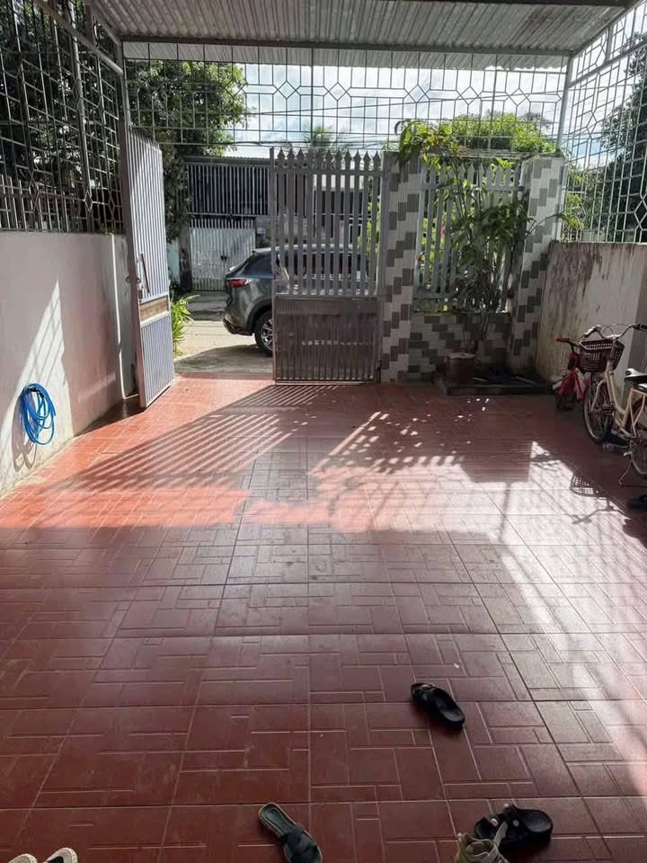 Nhà mặt đường Lương Thế Vinh, Kon Tum 5m x 44m, sân ô tô, giá yêu thương