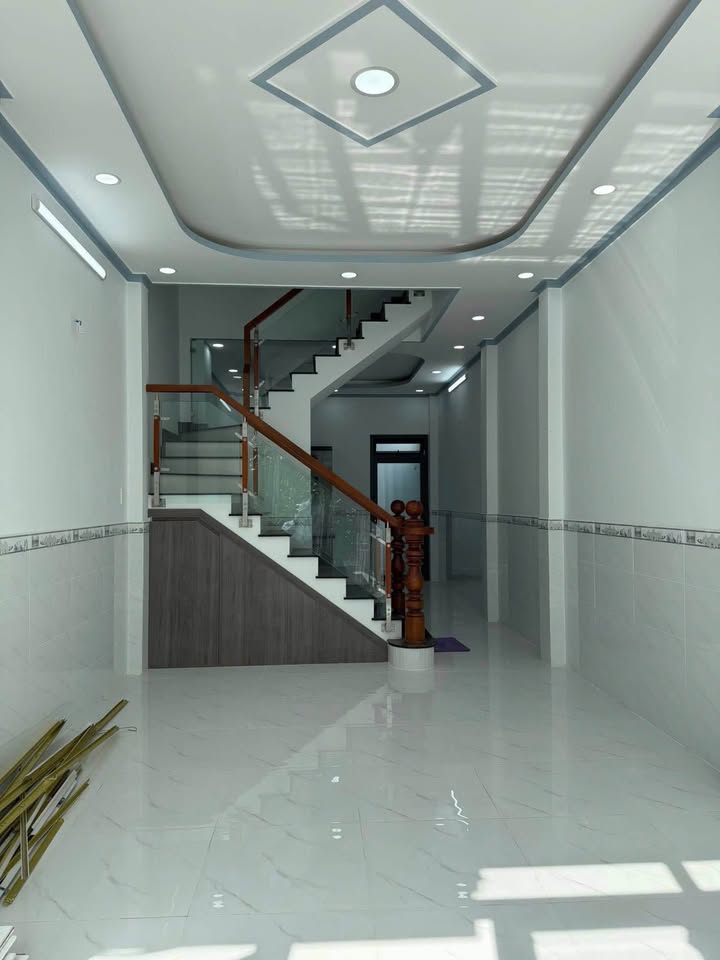 Nhà 1 trệt 1 lầu 4x17m giá 3.7 tỷ tại Bà Điểm - Sổ hồng riêng, sân đậu ô tô