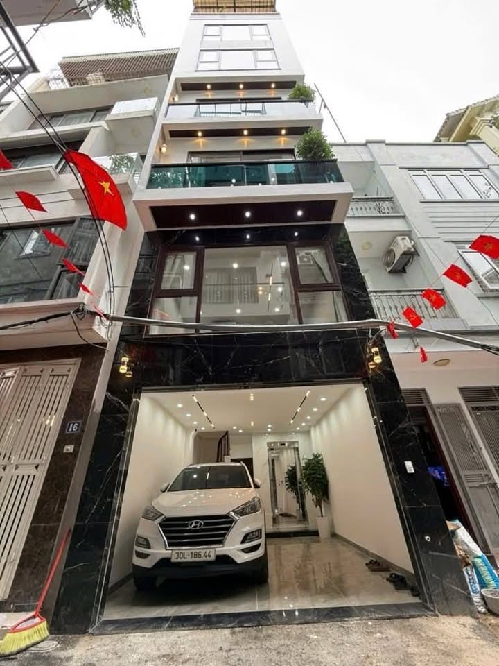 Nhà 6 tầng view hồ, Tây Hồ, ô tô tránh, có thang máy - Giá 9.99 tỷ