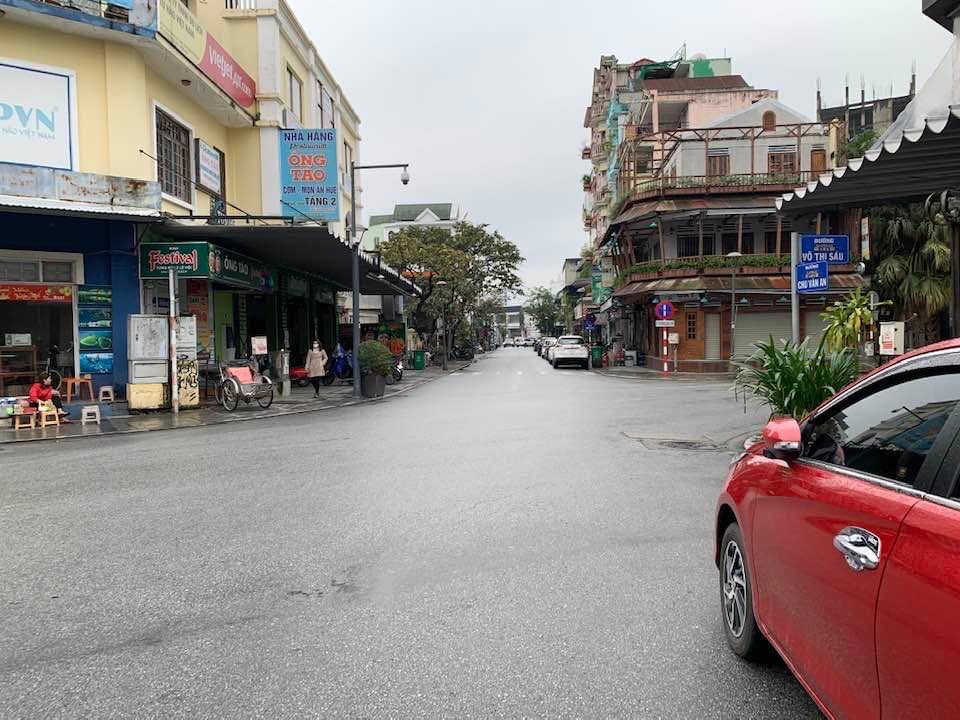 Tọa lạc tại vị trí đắc địa trên trục giao thương sầm uất nhất khu phố Tây, đường Võ Thị Sáu