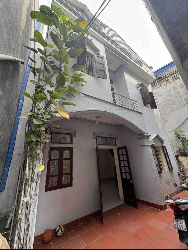 Nhà 2 tầng tọa lạc tại vị trí đắc địa trên ngõ Nguyễn Trãi