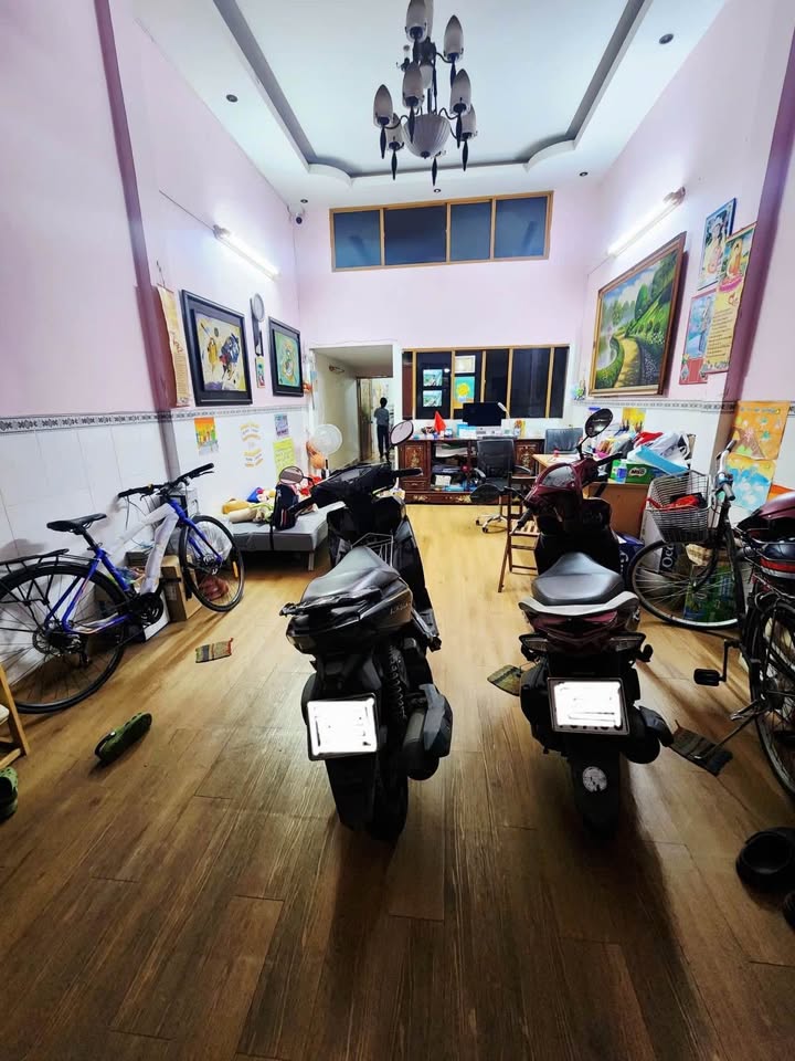Nhà 4 tầng Quận 10, thoải mái 5 phòng ngủ, sân xe, giá hời