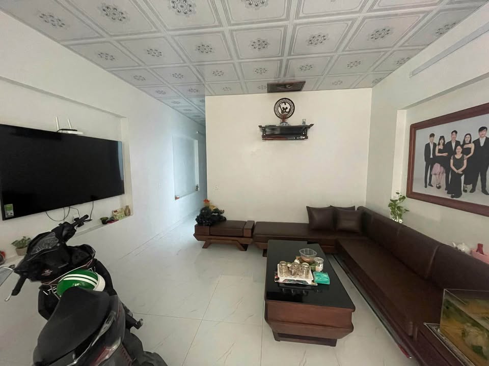 Nhà xây độc lập, ngõ rộng 5m, sẵn sàng đón tết