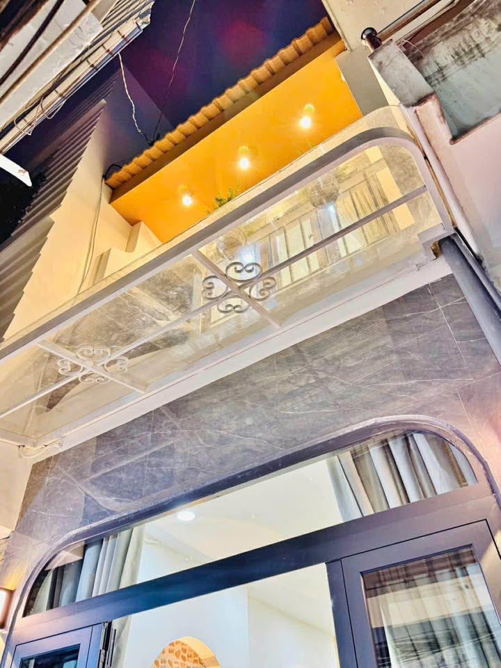 Nhà Huỳnh Văn Bánh, 31m² 2 phòng ngủ, full nội thất, giá 5,15 tỷ