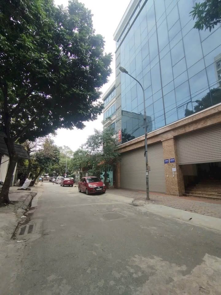 Kiệt tác văn phòng, vỉa hè rộng, đón ô tô tránh, Tây Hồ