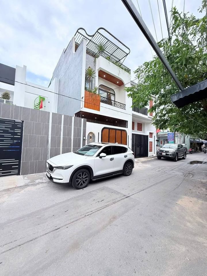 Bán nhà 3 tầng, 4 phòng ngủ, đường xe hơi 7m, Nha Trang, giá nhỉnh 6 tỷ