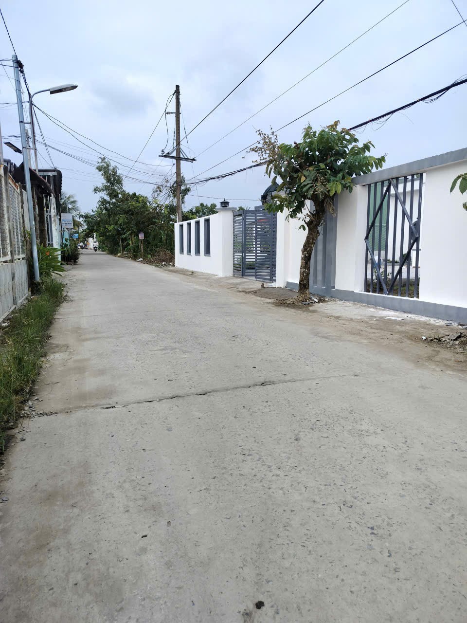 Bán nhà 301m², giá 2,1 tỷ, sân vườn thoáng, đường ô tô tránh nhau