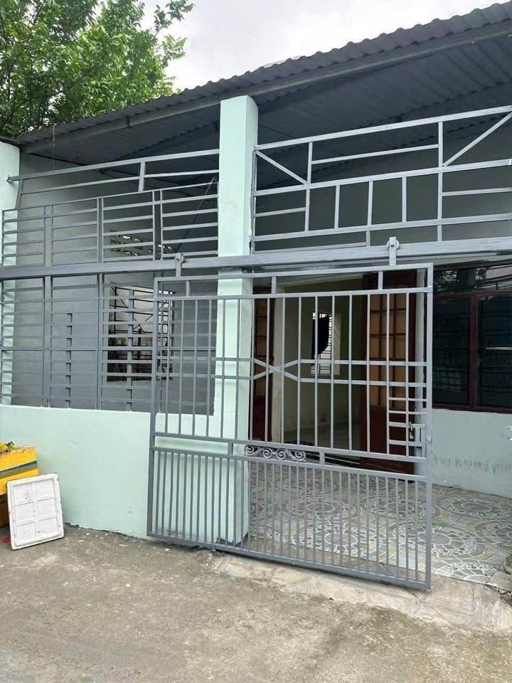 Cần bán gấp căn nhà hai mặt tiền đường Hoàng Văn Thái, tọa lạc tại quận Liên Chiểu, thành phố Đà Nẵng