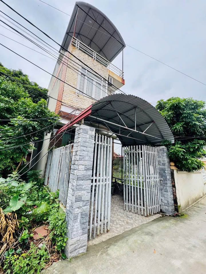 Nhà 3 tầng đẹp như tranh, đất vuông vức, ô tô đỗ cửa tại Hưng Yên