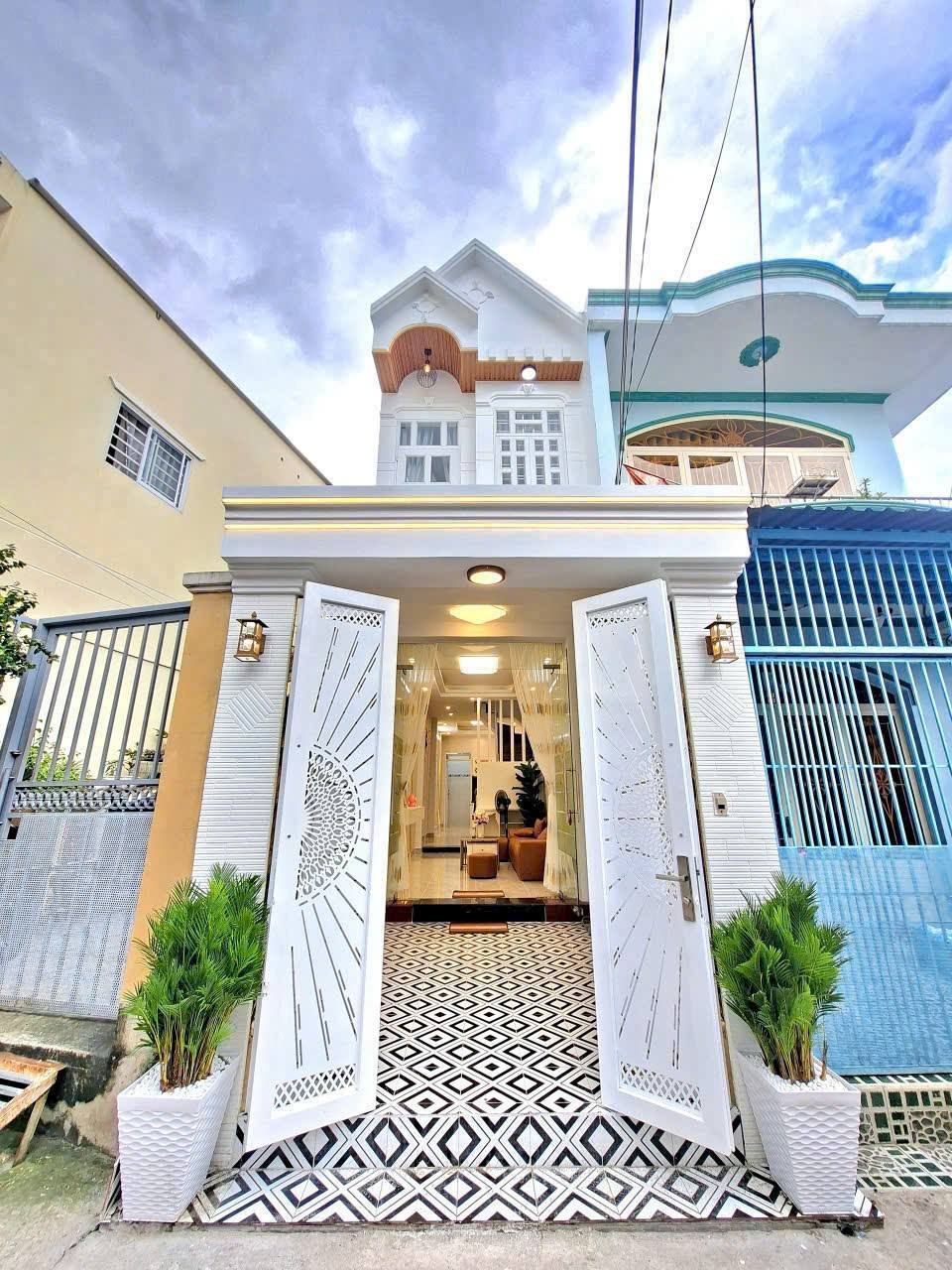 Nhà nguyên căn 1 trệt 1 lầu, 2 phòng ngủ, sẵn nội thất, giá 10 triệu/tháng tại Nhà Bè Giáp Quận 7