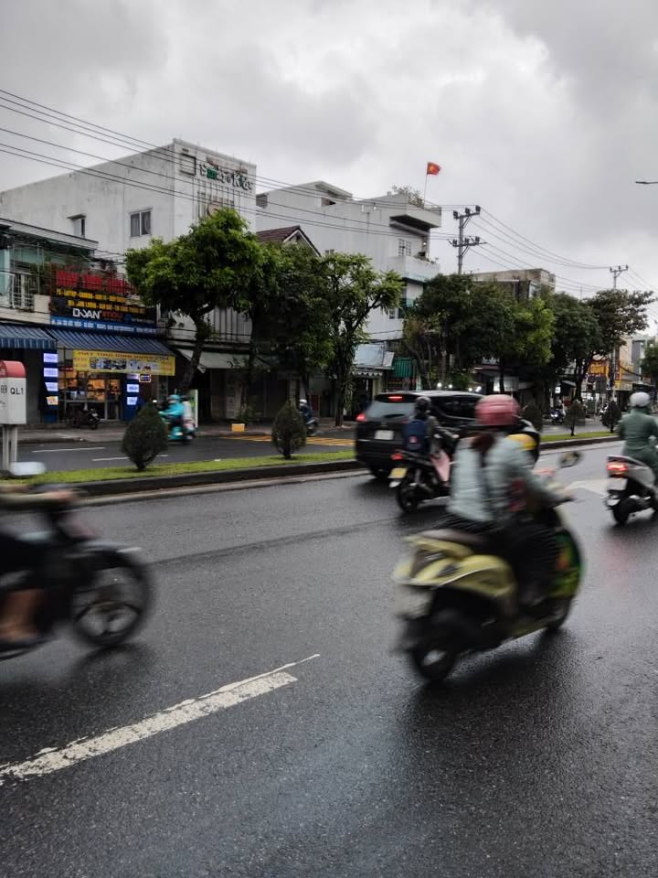 Bán nhà 2 tầng mặt tiền kinh doanh sầm uất, 6,8m x 9,2m, 62,4m2, thành phố Hội An