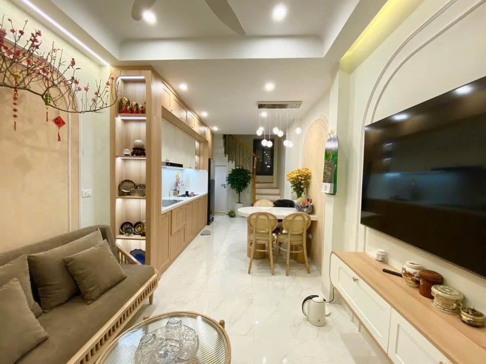 Nhà 2 thoáng, ô chờ thang máy, Lạc Long Quân, giá hời