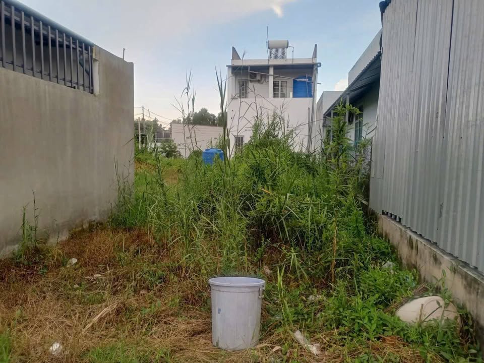 Đất thổ cư 90m2 tại phường Phú Tân, Bến Tre, khu dân cư đông đúc, xe hơi tới đất, giá 300 triệu