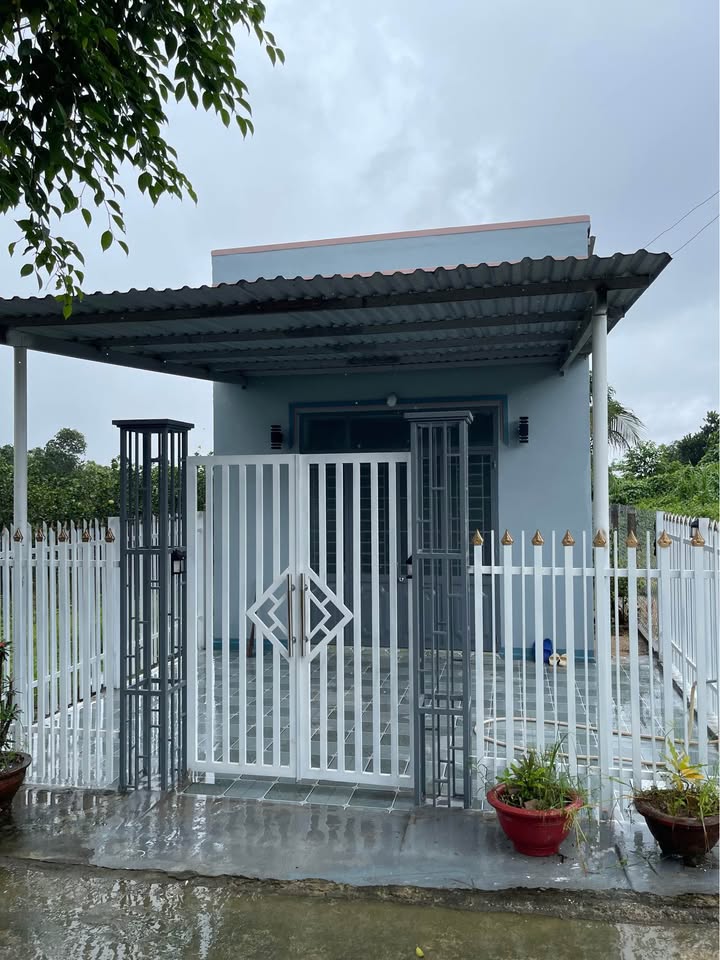 Nhà cấp 4 mới xây, 229,9m2 full thổ cư, chỉ 5 phút đến chợ và trường học