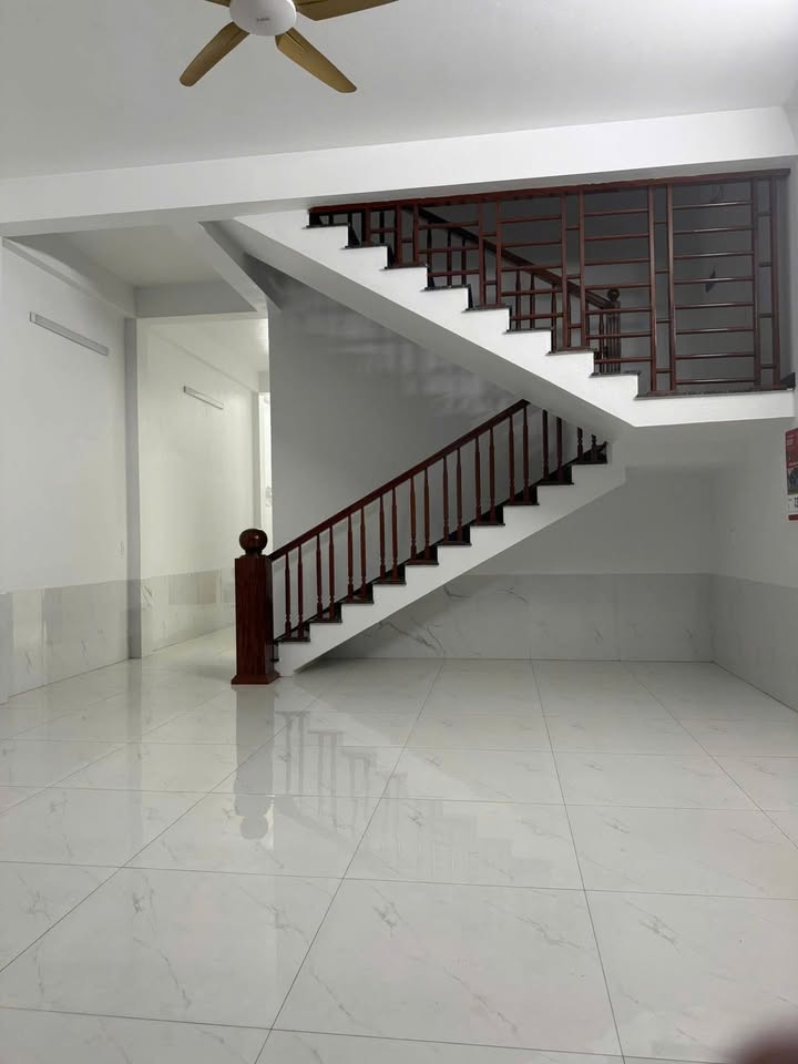 Nhà 3 tầng, đất F0 giáp Nam Vĩnh Yên, hạ tầng ngon, view hồ, giá hời