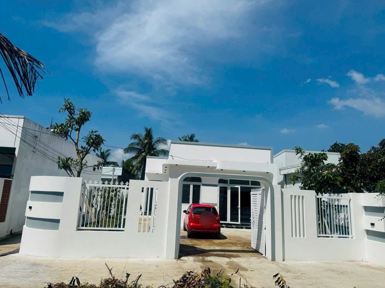 Biệt thự sân vườn Phú Tân, 2 mặt tiền, gần chợ, trường học