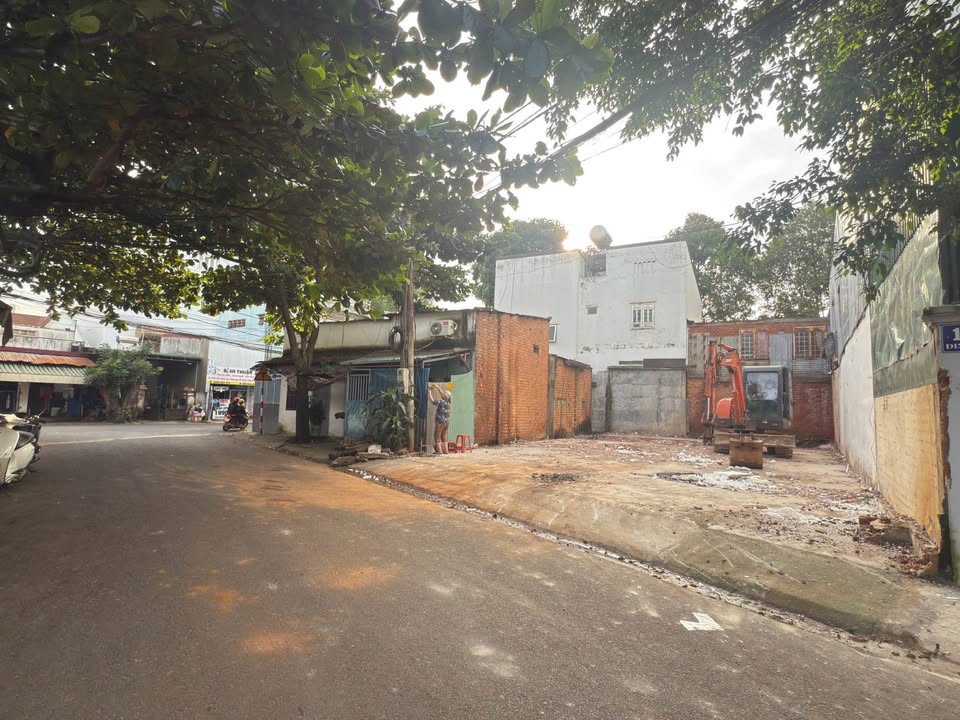 Bán lô đất ngay trung tâm phố, mặt tiền đầu đường Đinh Núp, giáp Amakhe, kinh doanh tốt