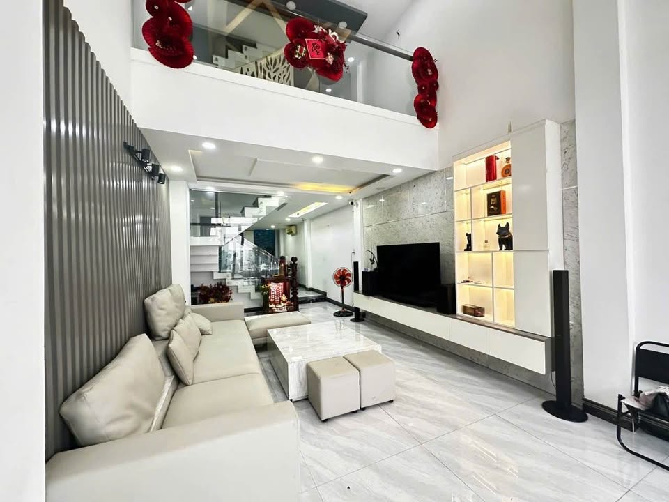 Nhà 5 tầng Quận 5, hẻm xe hơi 5m, full nội thất xịn sò, giá 13,5 tỷ
