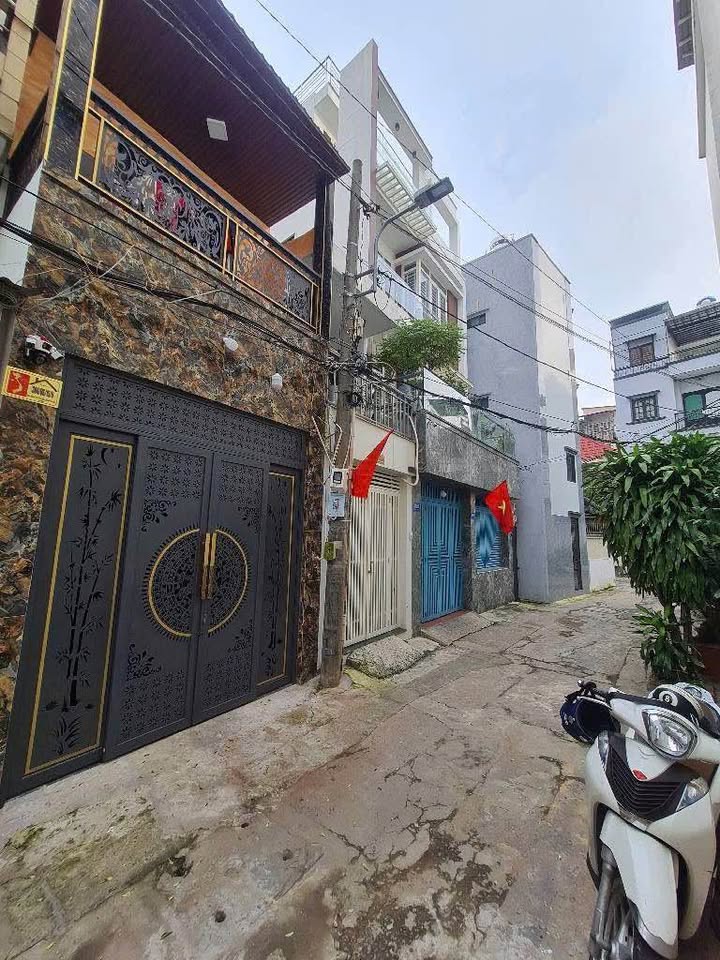 Nhà mới đẹp, nội thất sang trọng, tiện nghi đầy đủ hiện đại, tọa lạc tại đường Bùi Đình Túy