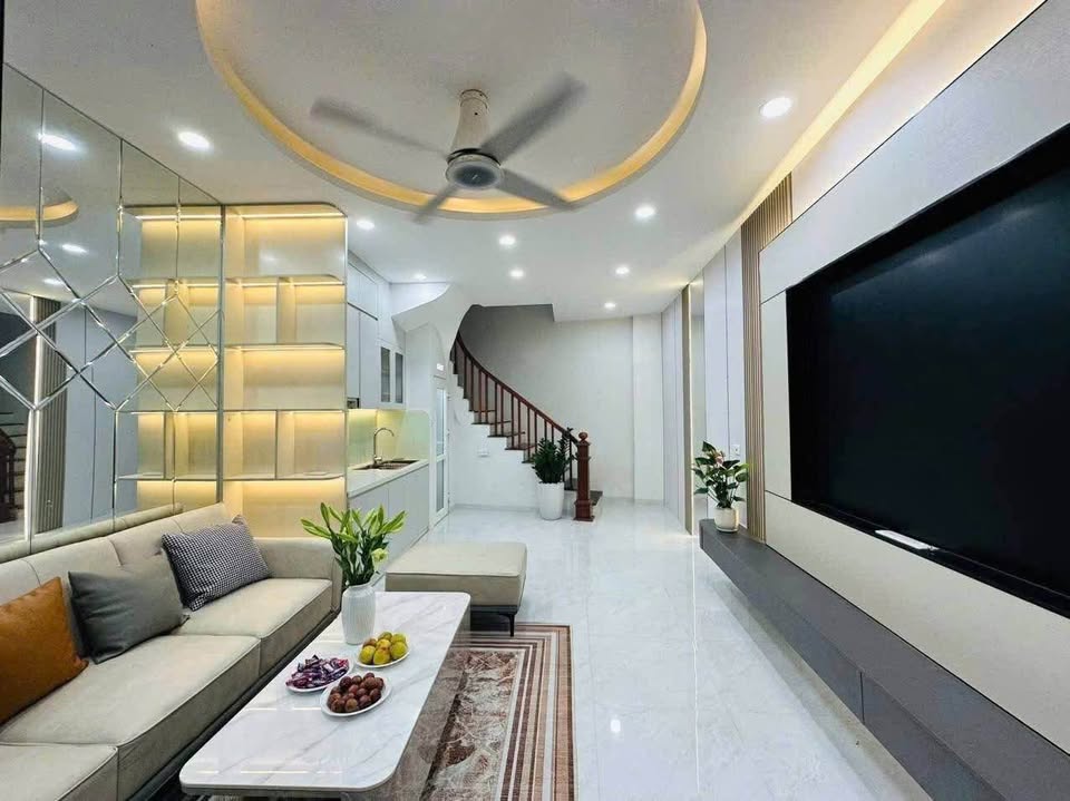 Bán nhà 5 tầng mới tinh, 30m2, gần công an Thanh Trì, ô tô đỗ gần