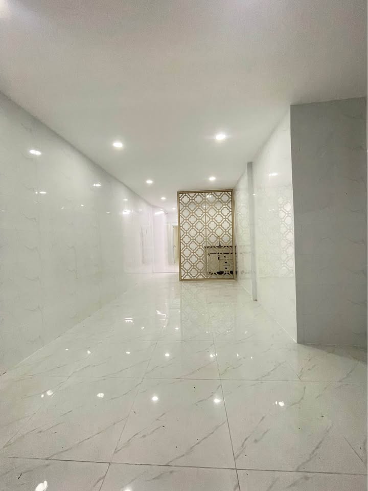 Nhà phố Quận 10, diện tích 42m2, thiết kế 3 tầng với 4 phòng ngủ, sẵn sàng đón chủ nhân mới