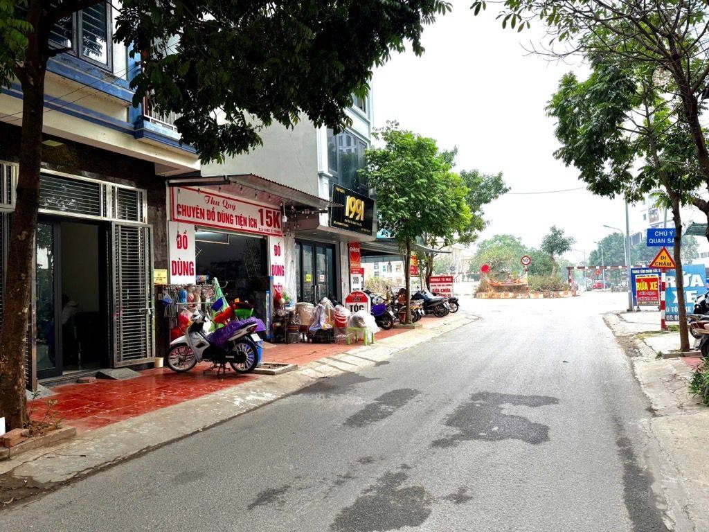 Tọa lạc tại vị trí đắc địa của quận Hà Đông, thành phố Hà Nội, căn nhà 4 tầng này là một cơ hội kinh doanh hiếm có