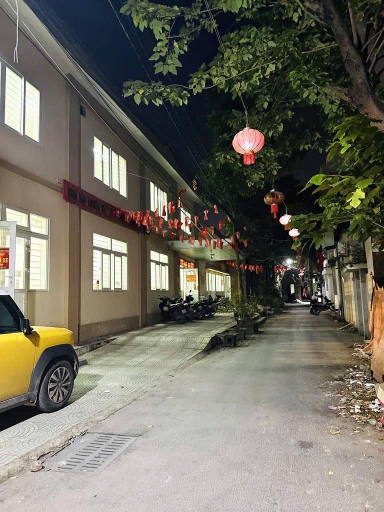 Nhà 5 tầng full nội thất, ô tô đỗ gần, sẵn sàng đón chủ mới