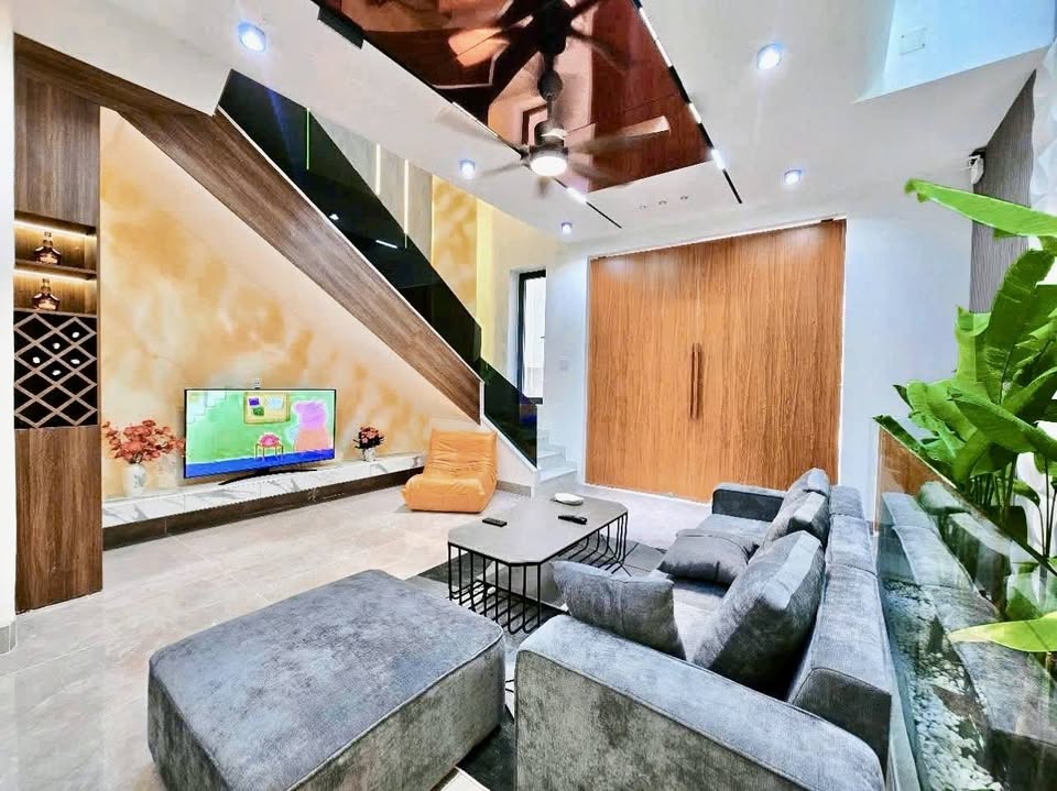 Nhà mặt tiền Hoà Minh, 3 tầng, gần biển, full nội thất xịn sò