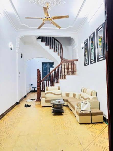 Cho thuê nhà 4 tầng, full nội thất cơ bản, 9 triệu/tháng, ngay ngõ 139 Tam Trinh