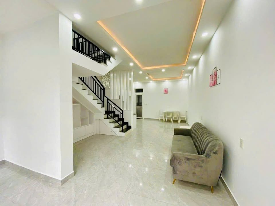 Nhà 1 trệt 1 lầu, góc công viên Tây Sông Hậu, 2 phòng ngủ, 2wc, giá 2,8 tỷ