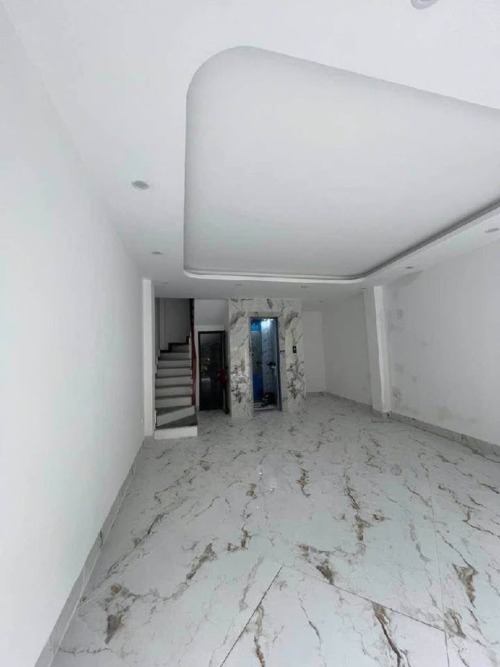 Nhà 7 tầng thang máy, ô tô vào nhà, gần Ciputra - 11.5 tỷ