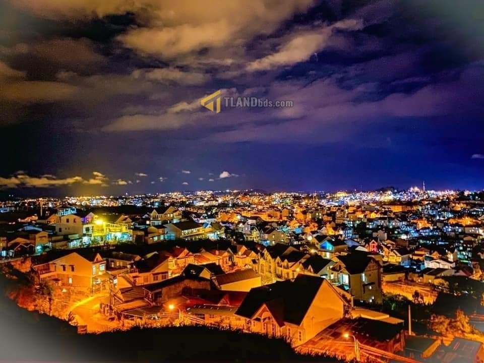 Tọa lạc tại mặt tiền Ngô Quyền, Phường 6, Đà Lạt, homestay này mở ra một không gian sống thơ mộng