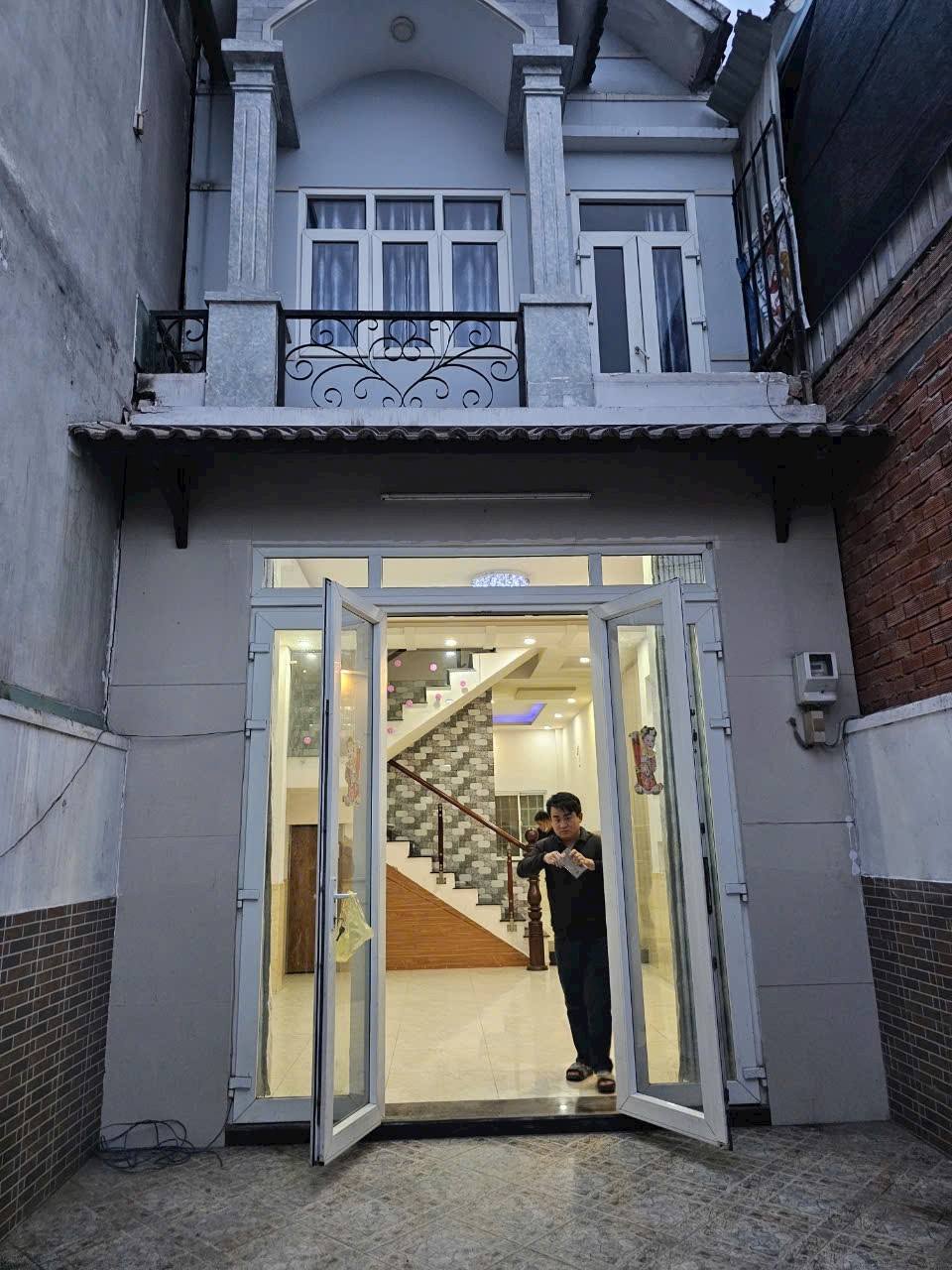 Nhà xinh 2 phòng ngủ, có sân đậu xe hơi, giá chỉ 7 triệu