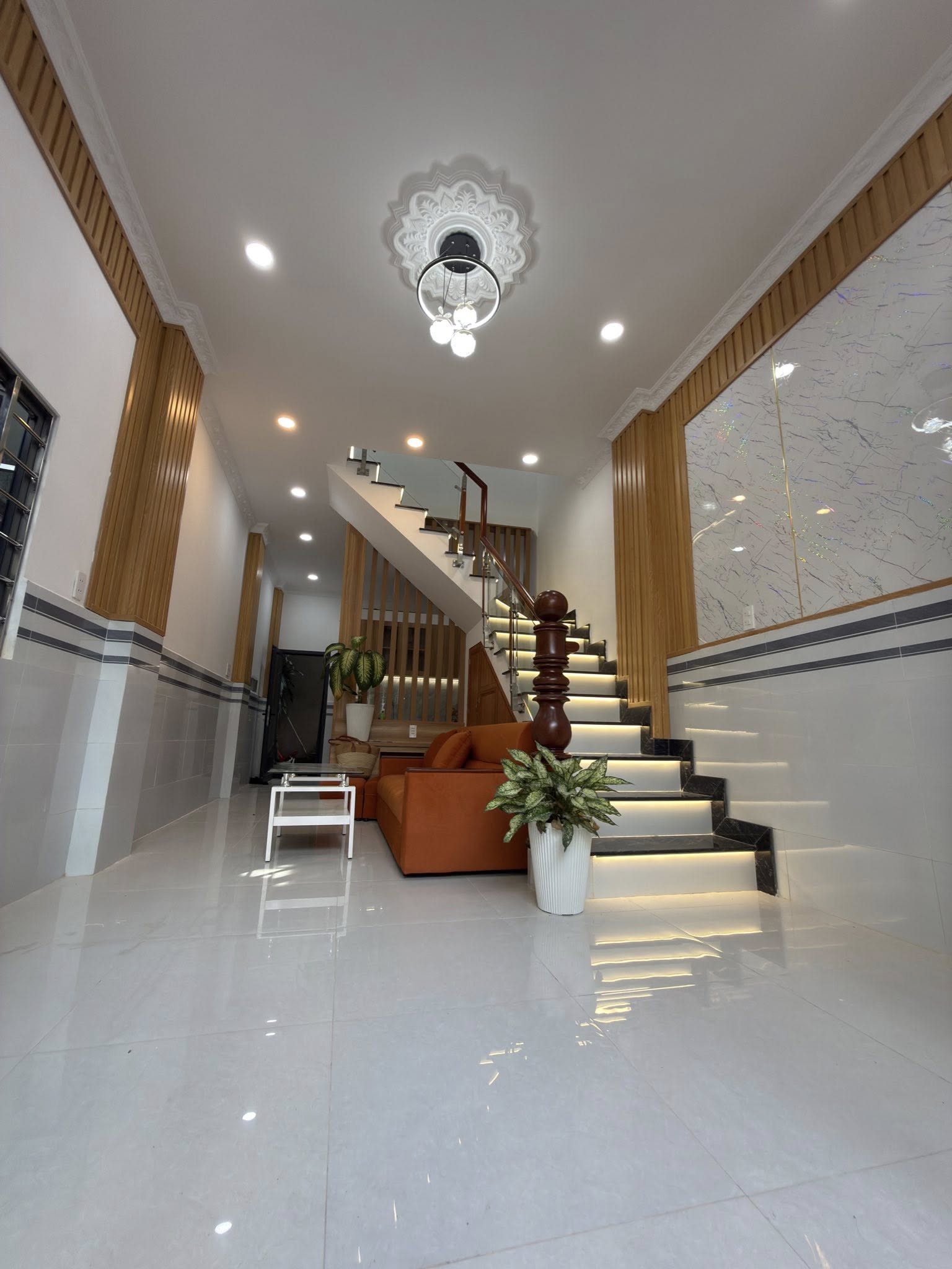 Nhà 3 tầng xinh xinh, sổ hồng đủ, giá "nhỉnh nhẹ" đón bạn về dinh