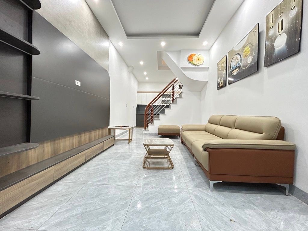 Nhà riêng 5 tầng mới xây tọa lạc tại Lĩnh Nam, Hoàng Mai, Hà Nội, cách mặt phố Nam Dư