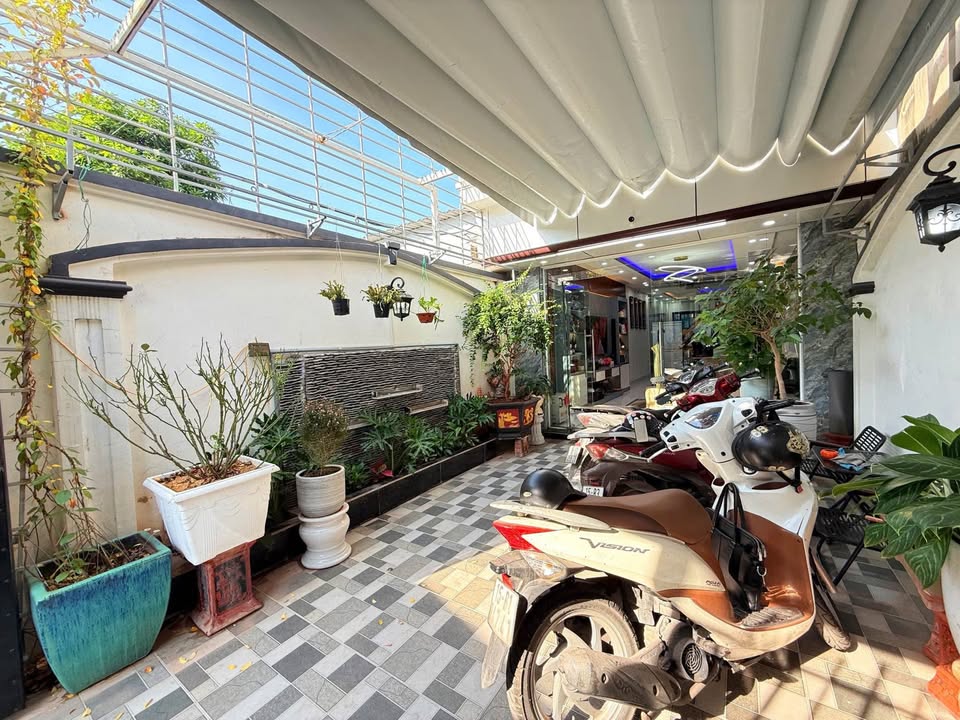 Nhà 4 tầng Hào Khê, ô tô vào nhà, sân cổng riêng, giá hời như trúng số