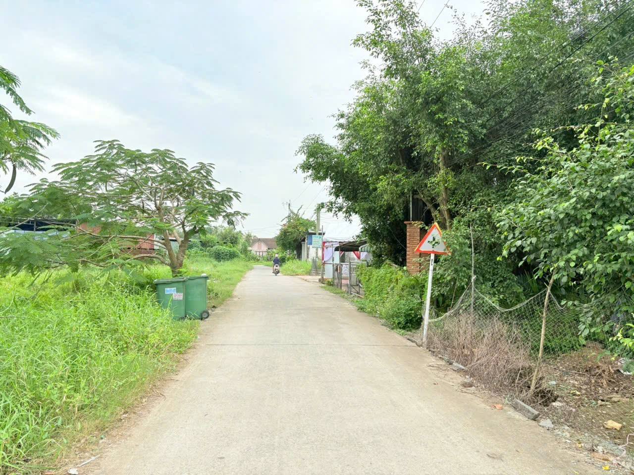 Bán đất thổ cư 136m2, mặt tiền 6m, gần chợ, trường học tại Bến Lức, Long An