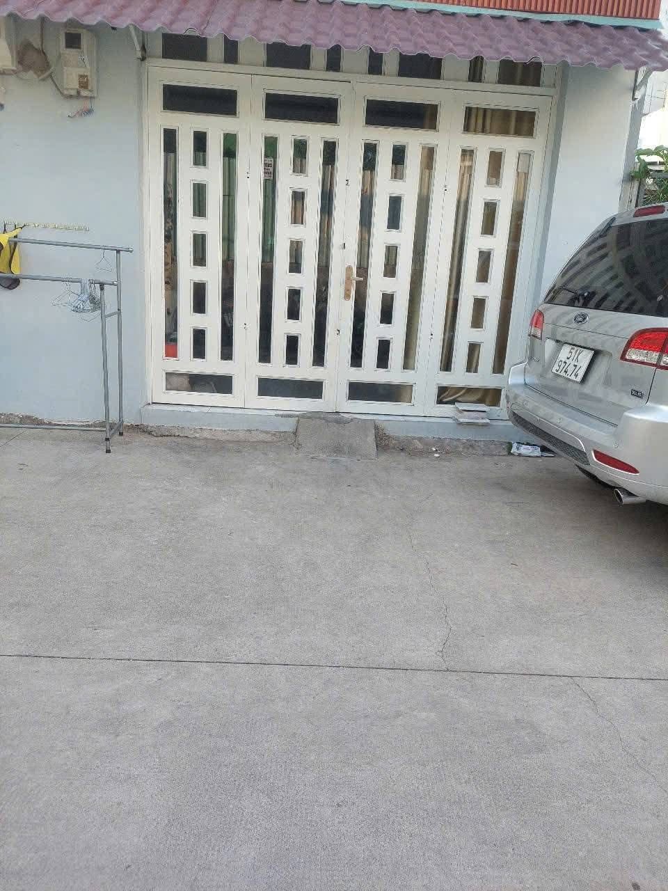 Nằm ngay hẻm 606 Quốc Lộ 13, căn nhà này sở hữu diện tích 4m x 10m