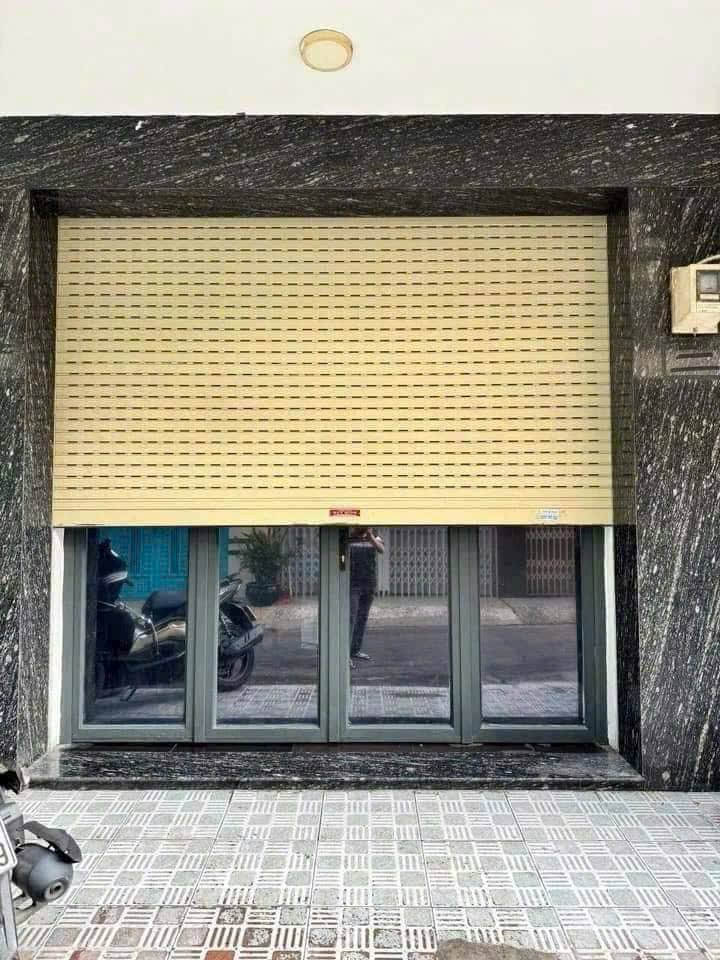 Chào bạn, mình có căn nhà hẻm xe tải đậu cửa rất thuận tiện